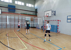 Mecz piłki siatkowej – zawodnicy z rodzicami
