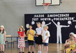 Uczniowie z klasy 3a i 3d występują na uroczystym zakończeniu roku szkolnego 2023/2024