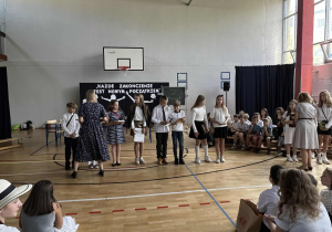 Wręczenie nagród uczniom z klas czwartych wyróżniającym się w bieżącym roku szkolnym w nauce