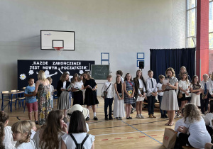 Wręczenie nagród uczniom z klas czwartych wyróżniającym się w bieżącym roku szkolnym w nauce