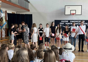 Wręczenie nagród uczniom z klas siódmych wyróżniającym się w bieżącym roku szkolnym w nauce