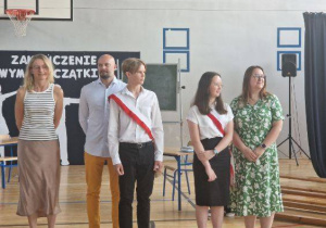 Wręczenie uczennicy klasy 8a i uczniowi klasy 8b nagrody Primus Inter Pares .Wyróżnionym uczniom towarzyszą zaproszeni rodzice