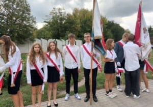 Sztandar Szkoły Podstawowej nr 137 podczas Obchodów Narodowego Dnia Polskich Dzieci Wojny w Parku im. Szarych Szeregów