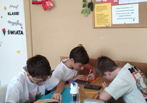 Praca grupowa w klasie 7c z okazji Europejskiego Dnia Języków Obcych