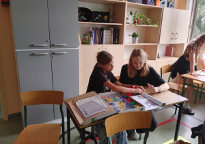 Uczniowie budują obwody elektryczne.