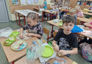 Uczniowie klasy 1d przygotowują śniadanie w swojej sali lekcyjnej