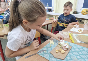 Uczniowie klasy 1d przygotowują śniadanie w swojej sali lekcyjnej