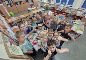 Cała grupa prezentuje przygotowane śniadanie.