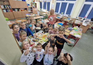 Klasa 1d z wychowawcą – prezentacja przygotowanych potraw.
