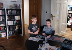 Uczniowie grają w gry planszowe.