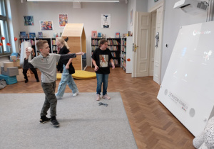 Uczniowie grają w gry interaktywne.