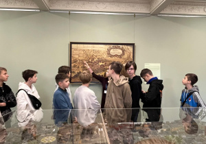 Uczestnicy stoją przy makiecie Zaginionego Kwartału prezentowanej w siedzibie Muzeum Miasta Łodzi.