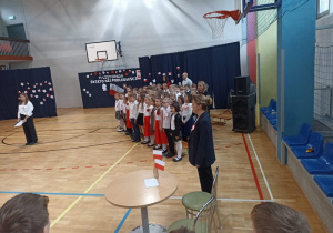 Uczniowie klasy 3b i 2a występujący podczas apelu z okazji Narodowego Święta Niepodległości.