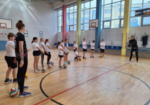Trening siatkarski prowadzony w klasie 5c przez zawodniczki Łódzkiego Klubu Sportowego.