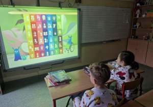Uczniowie oglądają prezentację dotyczącą Konwencji Praw Dziecka.