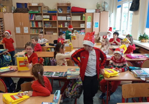 Uczniowie klasy pierwszej podczas wręczania upominków mikołajkowych.