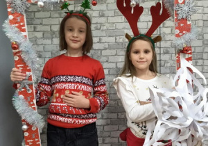 Fotobudka, przygotowana przez nauczycielki świetlicy, w której uczniowie mogli sobie zrobić mikołajkowe zdjęcie.