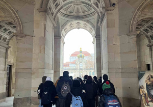 Uczestnicy wycieczki w drodze do barokowego Pałacu Zwingera.