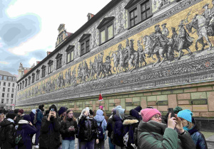 Fürstenzug (Procesja książąt), panoramiczny porcelanowy mural znajdujący się na zewnętrznej ścianie Stallhof, historycznego kompleksu budynków w Dreźnie.