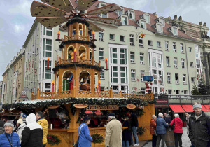 Świąteczna piramida w centrum Drezna.