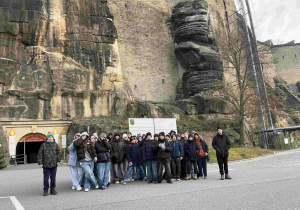 Grupa stoi pod murami twierdzy Königstein.