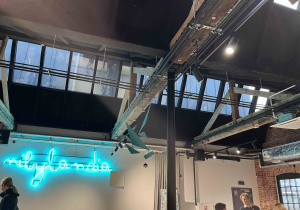 Hol Teatru Pinokio – widok na industrialne, pofabryczne wnętrza.