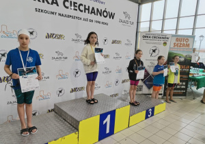 Barbara Kowalczyk - 2 miejsce 25m stylem dowolnym. Zawodniczka stoi na podium.