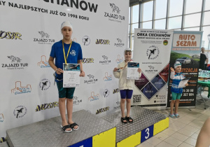 Barbara Kowalczyk - 2 miejsce 25m stylem motylkowym. Zawodniczka stoi na podium.