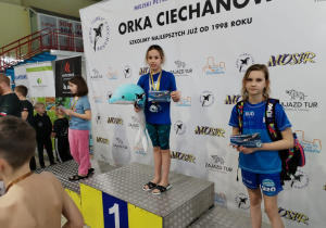 Barbara Kowalczyk – najlepsza zawodniczka – rocznik 2016 . Zawodniczka stoi na podium.