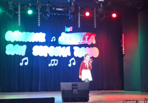 Uczennica klasy 3c podczas występu na Festiwalu Piosenki Włoskiej.
