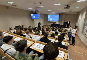 Uczniowie słuchają wykładu inauguracyjnego na sali wykładowej Politechniki Łódzkiej