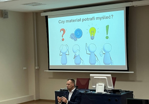 Profesor prowadzi wykład dla uczniów szkół podstawowych na Sali wykładowej Politechniki Łódzkiej.