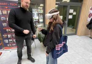 Uczestniczka wydarzenia w okularach VR