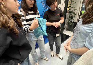 Uczennice z klasy 7c stoją przy stanowisku firmy get3D, poznają innowacyjne drukarki 3D do metalu i polimerów oraz oglądają produkty