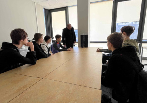 Kilku uczestników na warsztatach dotyczących kruchości i sprężystości materiałów