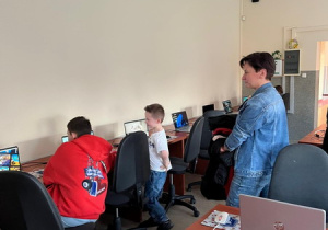 Dzieci odwiedzają pracownię komputerową.