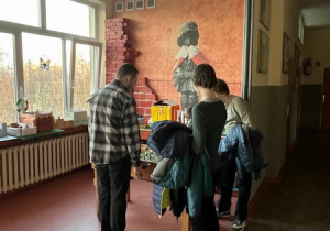 Rodzice przyszłorocznych pierwszoklasistów korzystają ze szkolnego stołu do „piłkarzyków”.
