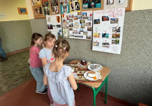 Dzieci oglądają prace techniczne przygotowane przez uczniów naszej szkoły.