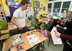 Dzieci i ich rodzice odwiedzają sale lekcyjne.