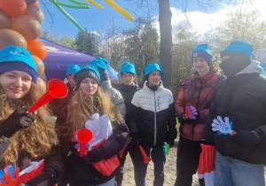 Uczniowie z klas ósmych kibicują biegaczom w Strefie kibica Aquaparku Fala na DOZ Maraton Łódź 2025.
