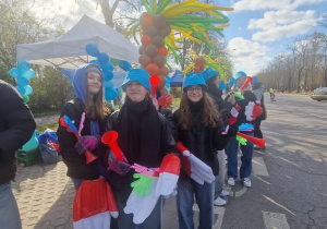 Uczniowie z klas ósmych kibicują biegaczom w Strefie kibica Aquaparku Fala na DOZ Maraton Łódź 2025.