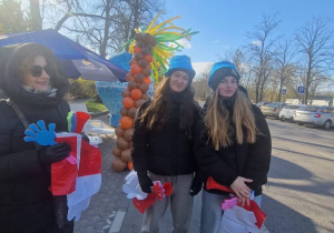 Dyrekcja SP137 oraz uczniowie kibicują na DOZ Maraton Łódź.