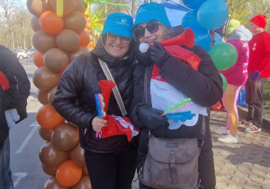Dyrekcja i wychowawczyni uczniów klasy ósmej stoją przy trasie biegaczy podczas Maratonu DOZ Łódź.