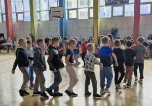 Uczniowie prezentują układ taneczny do wybranej piosenki.