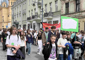 Uczniowie z łódzkich szkół podstawowych podczas marszu przeciwko hejtowi i mowie nienawiści