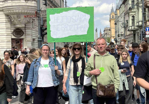 Wychowawcy klas siódmych z przygotowanym przez uczniów transparentem uczestniczą w Marszu przeciwko Hejtowi.