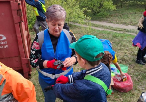 Uczniowie klas czwartych wraz z opiekunami przygotowują się do sprzątania lasu.