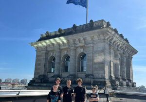 Uczniowie zwiedzają taras na dachu gmachu Reichstagu.
