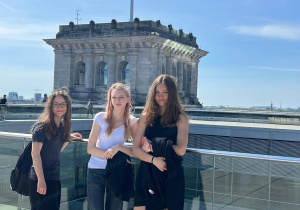 Uczniowie zwiedzają taras na dachu gmachu Reichstagu.