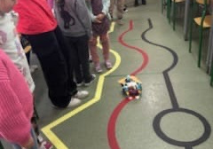 Uczniowie z klas siódmych pomagają przedszkolakom w tworzeniu robota Lego Spike